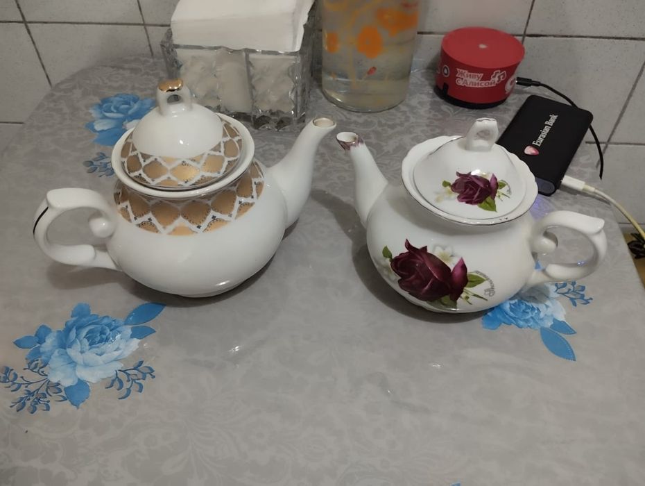 Фарфоровые чайники, супница без крышки