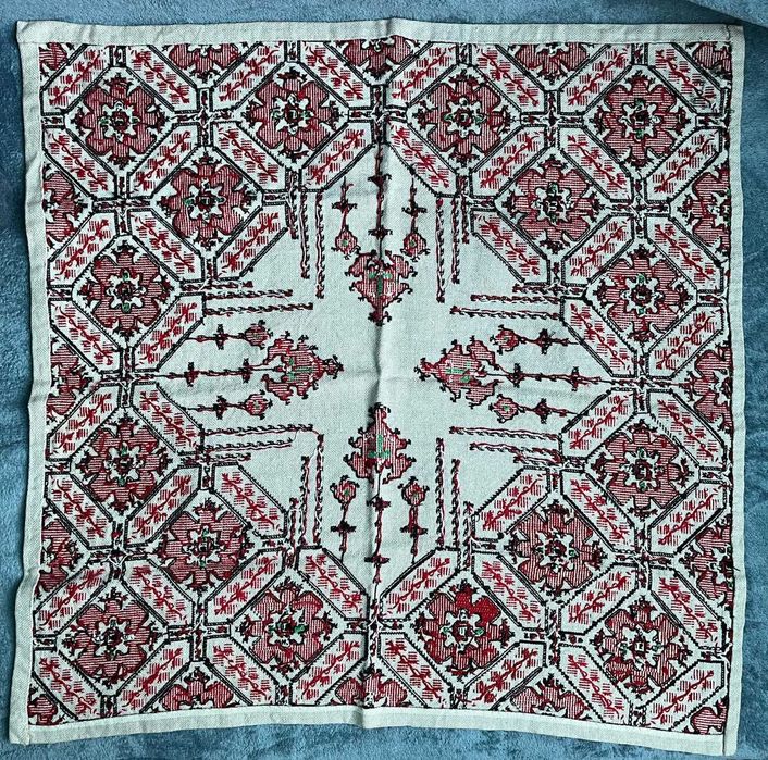 Ръчно бродирана покривка