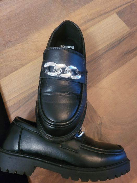 Pantaloni negrii eleganți și pantofi cu toc