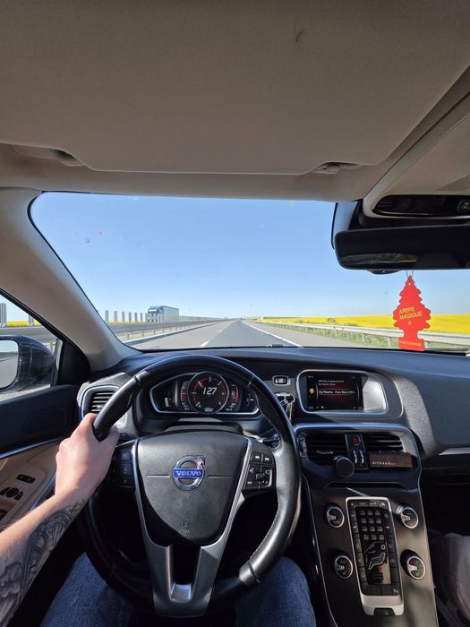 Volvo V40 D4 2015 
 Întreținut impecabil