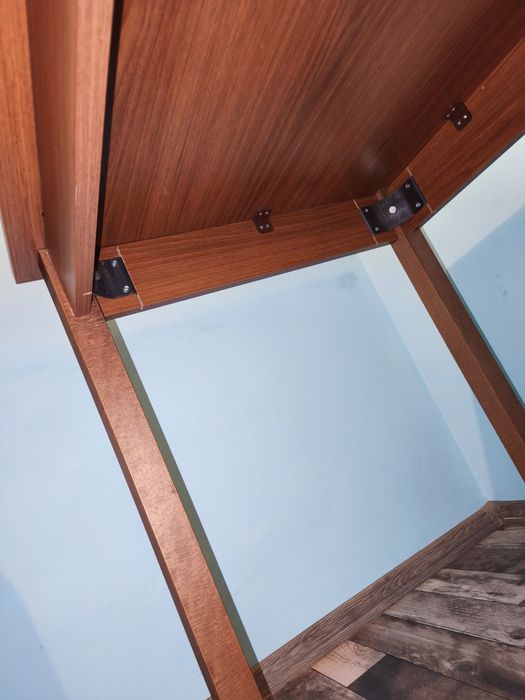 Маса  – стабилна и запазена