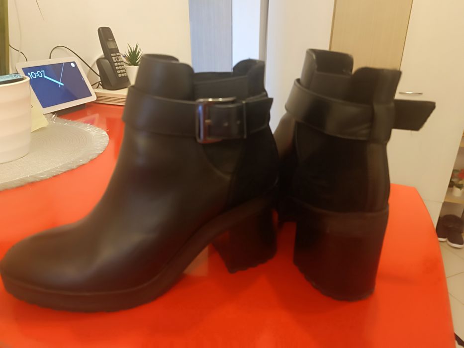 Vand ghete Bershka marimea 36!