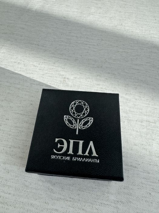 Золотые серьги с бриллиантом