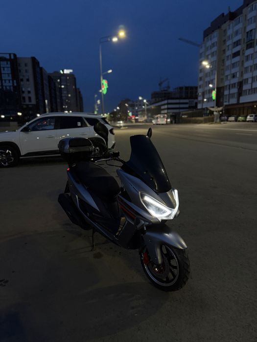Скутер MVXI 150CC