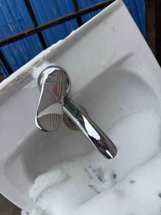 Раковина с ножкой и смесителем б/у