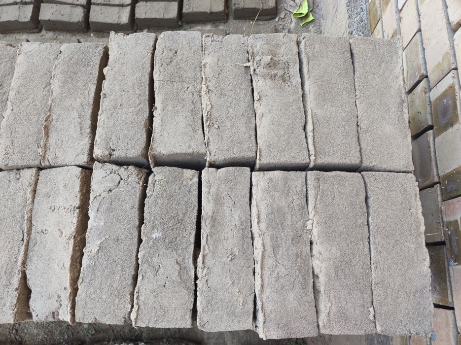 G'isht sotiladi 12*9*25 sm qòlda quyilgan