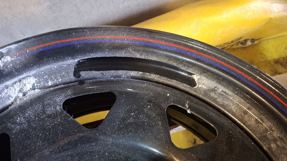 Se vinde 4NOI  jante si 2 cauciucuri puse deja pe 2 jante