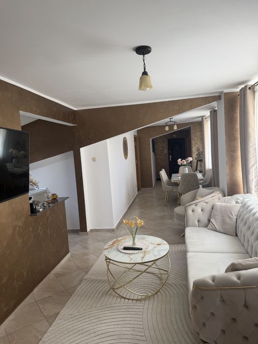 Inchiriez apartament zona Brazda