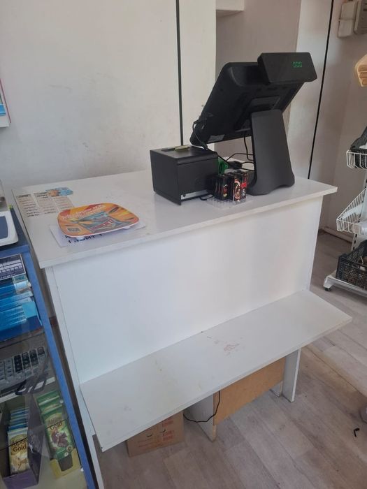 Кассовый стол ,кухонный гарнитур, шкаф