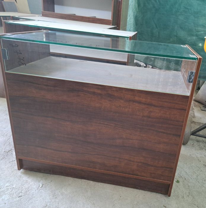 Продаются шкафы и столы прилавки для магазина
