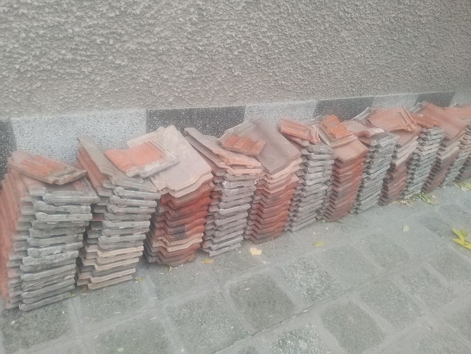 Продавам 300 броя керемиди