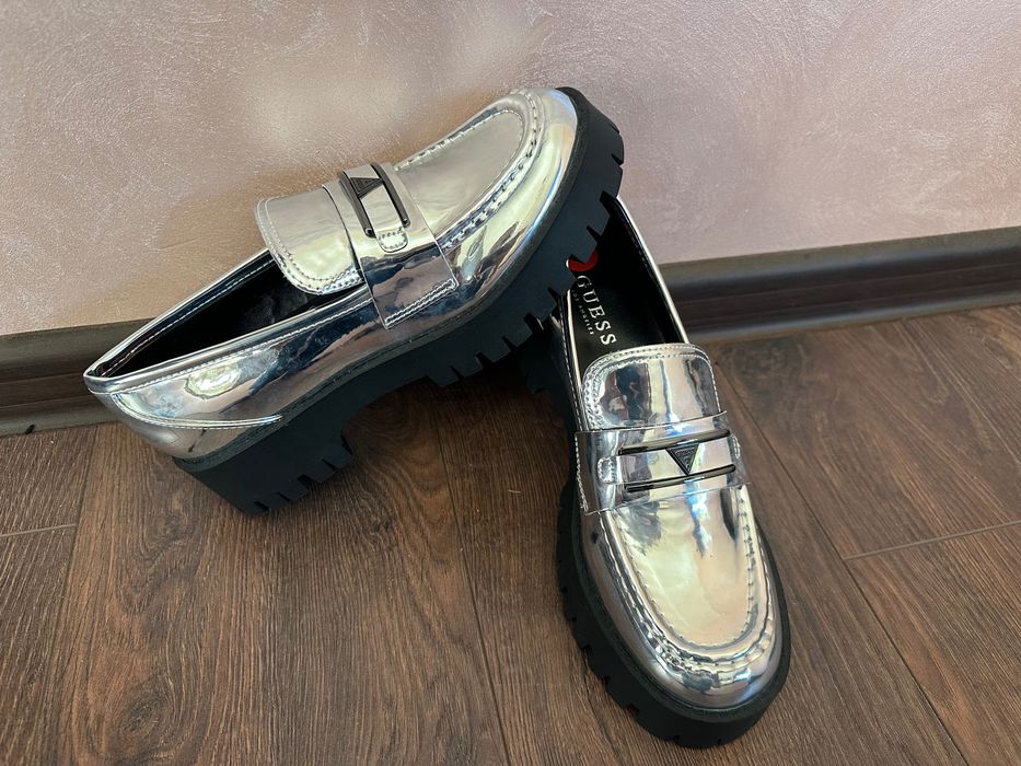 Обувки GUESS  чисто нови оригинални