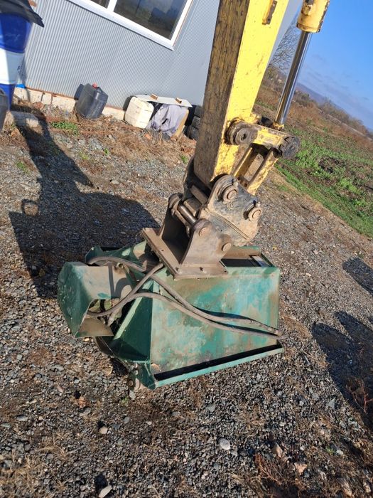 Tocator resturi vegetale miniexcavator