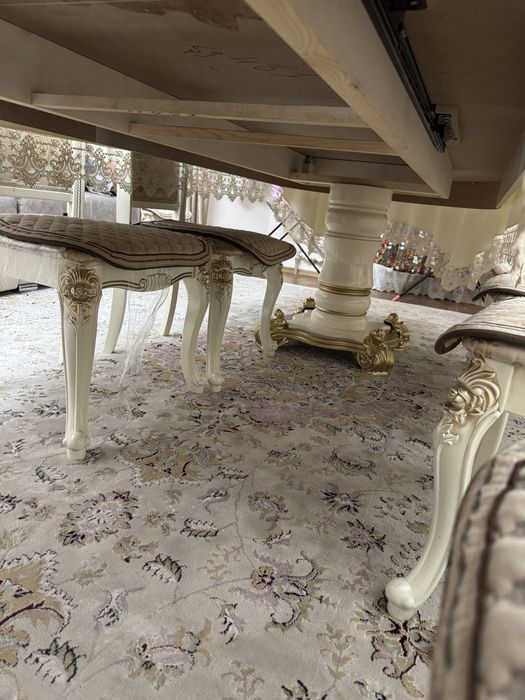 Стол орындығымен сатылады