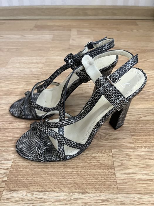 Босоножки кожаные