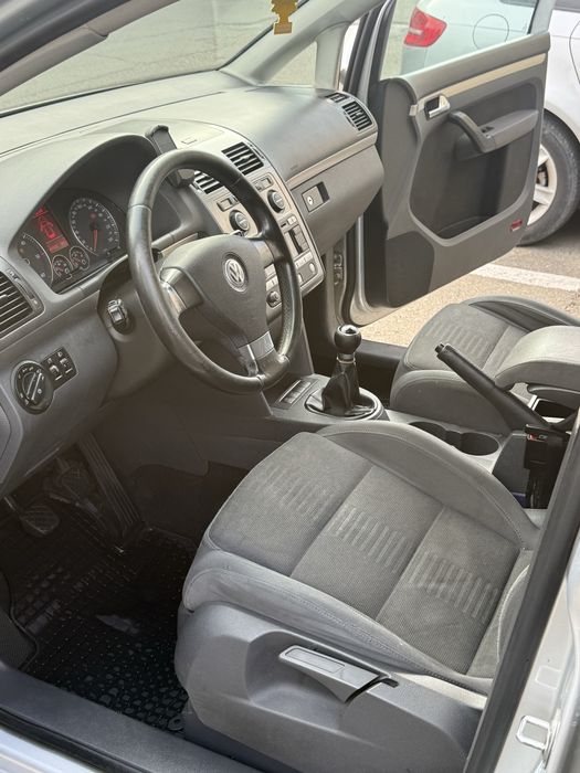 Vand Volkswagen touran facelift  2.0 tdi 140cp manual 6 trepte. Clima trapa