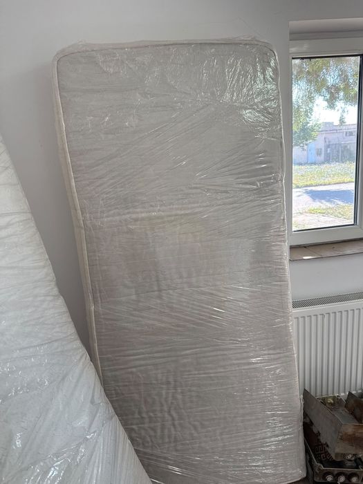 Vand 2 saltele de 90 cm pe 200 cm cu 22 cm inaltime