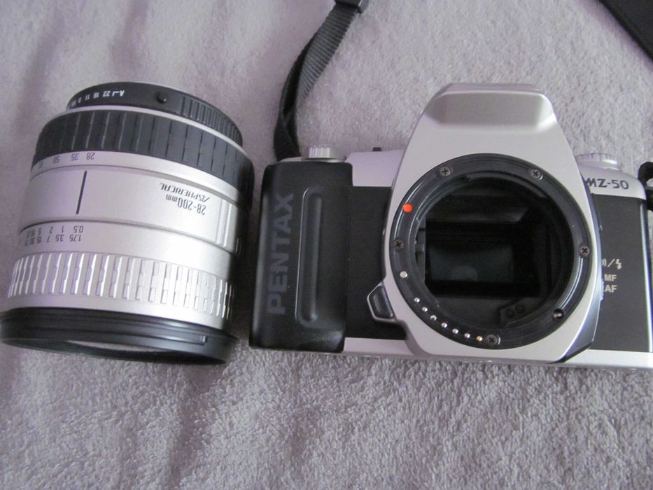 Pentax MZ 50 foto cu film , srl cu blitz Danubia , jucarii
