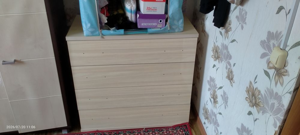 Комод, кровать, посуда