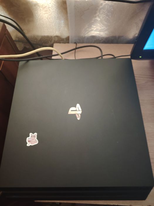 Playstation 4 pro + 3 jocuri + tastatura & mouse - stare foarte bună.