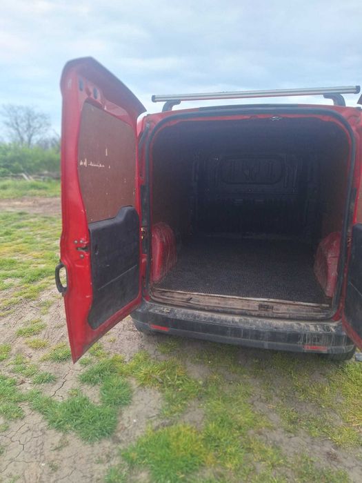 Mașina Opel combo