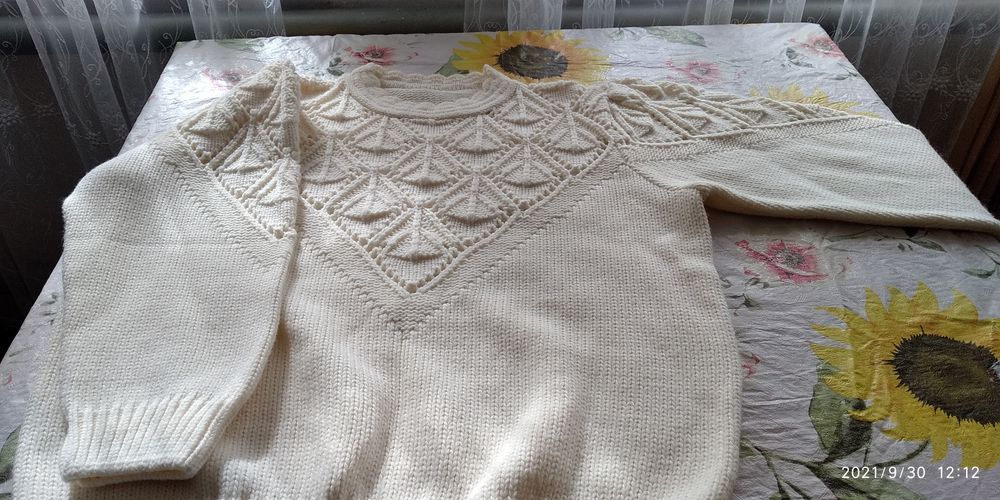 Кофта  белая, теплая