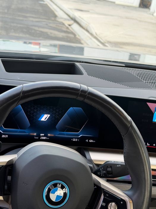 BMW i5 35L monitorli