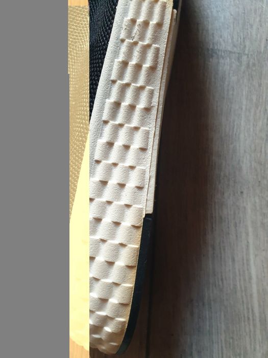 Продавам полу боти