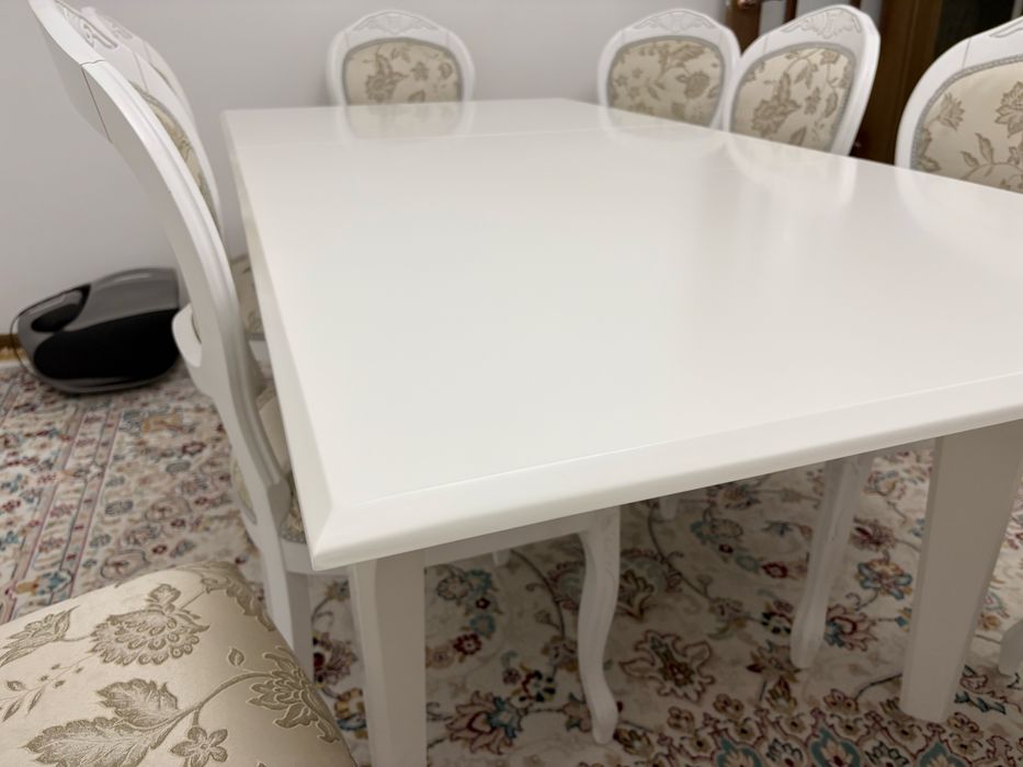 Обеденный стол и стулья