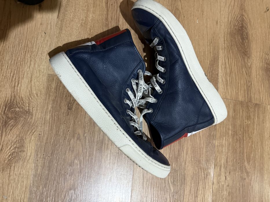 se vinde TOMMY JEANS