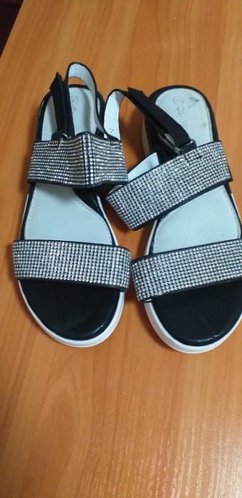 продам недорого босоножки для девочки,размер 35,цена  1500тенге