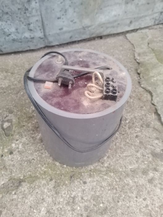 Устройство за запечатване на кофички с фолио