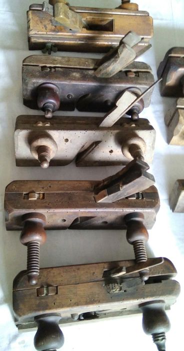 Продавам дърводелски тезгях, и профилни  рендета.