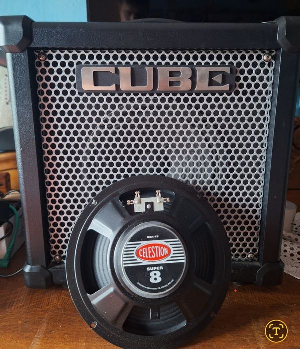 Продавам акумулаторно кубе Roland Cube 20