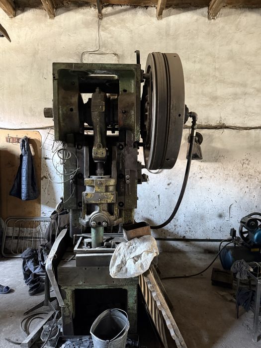 Продается прессы 63,40,16тонн, сверлильный, точилка