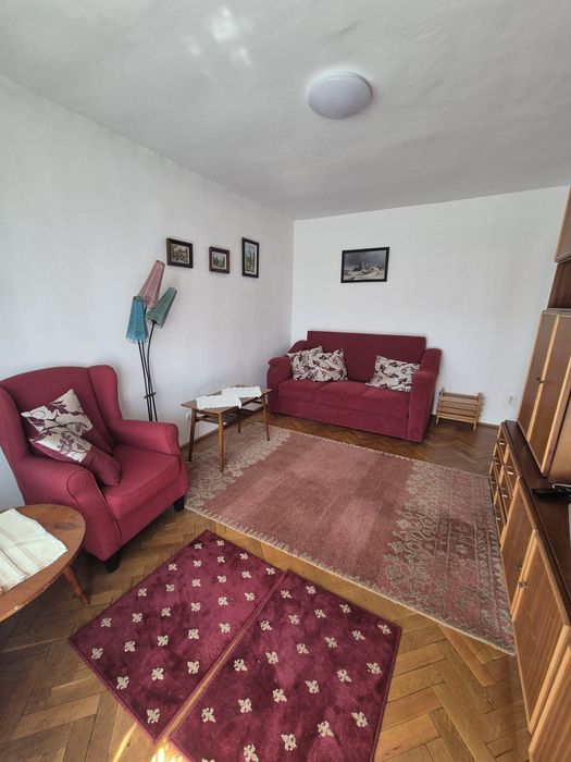 Închiriez apartament cu 2 camere