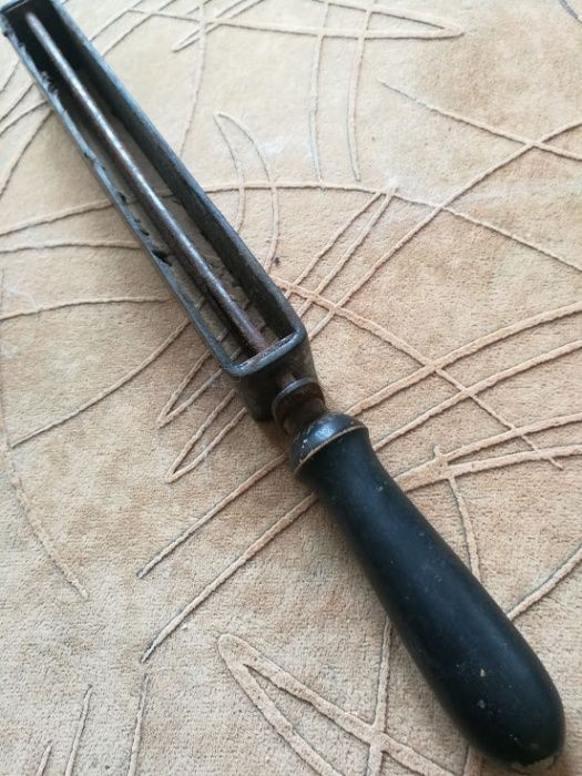 стар кожен масат над 100годишен