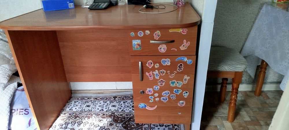 Письменный стол для школьников.
