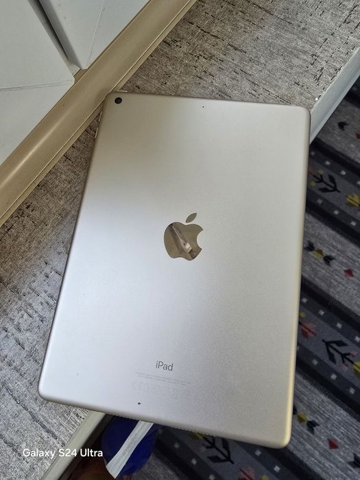Ipad gen 5 A1822 32 gb gold