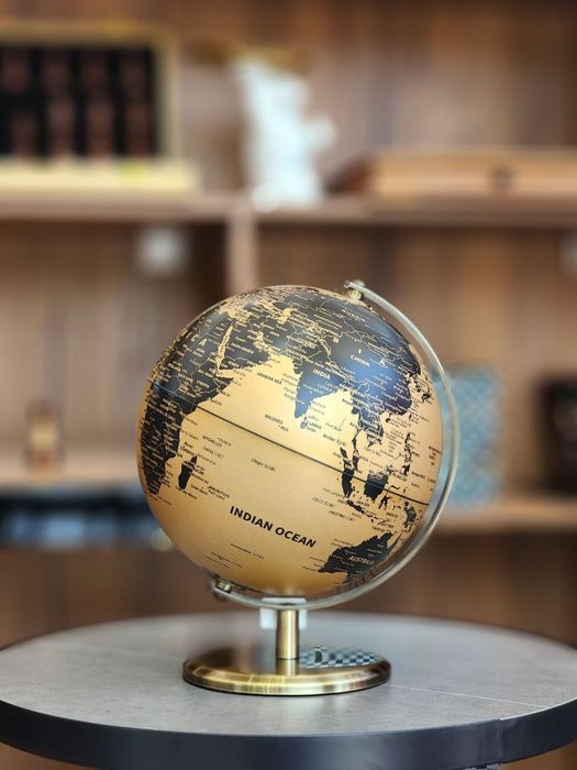 Этот роскошный черно-золотой глобус станет настоящим украшением любого