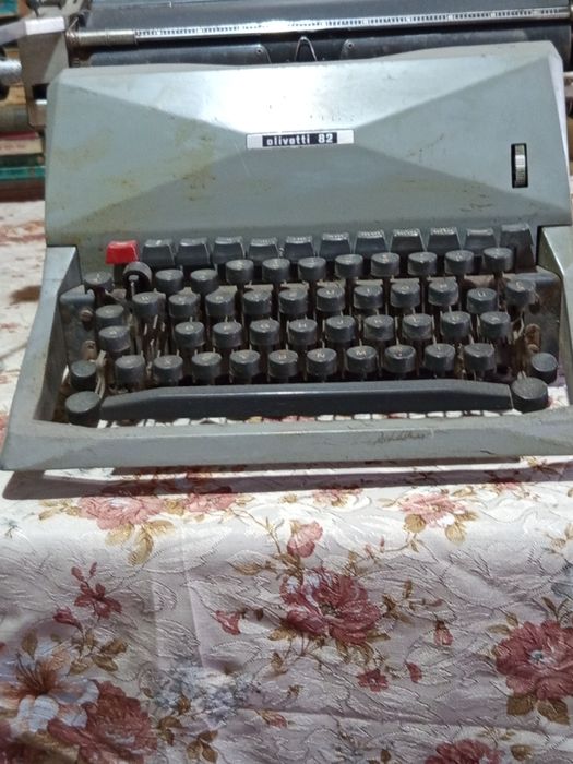 Vind mașină de scris Olvetti 82