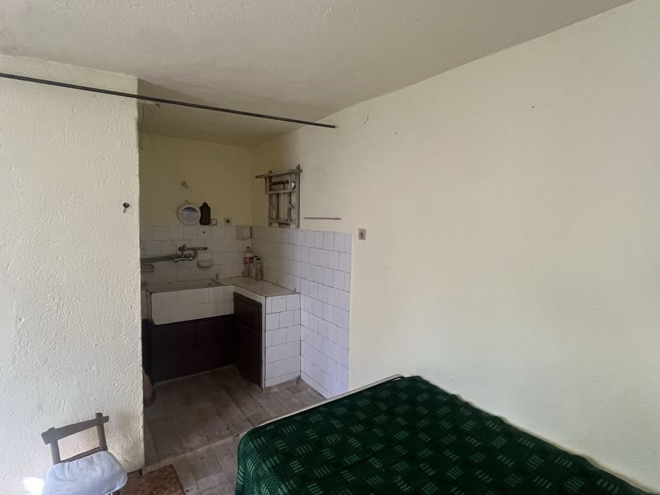 Къща с двор и втора самостоятелна жилищна сграда