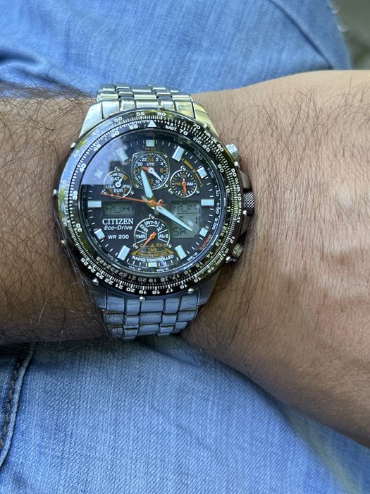 Часовник Citizen U600