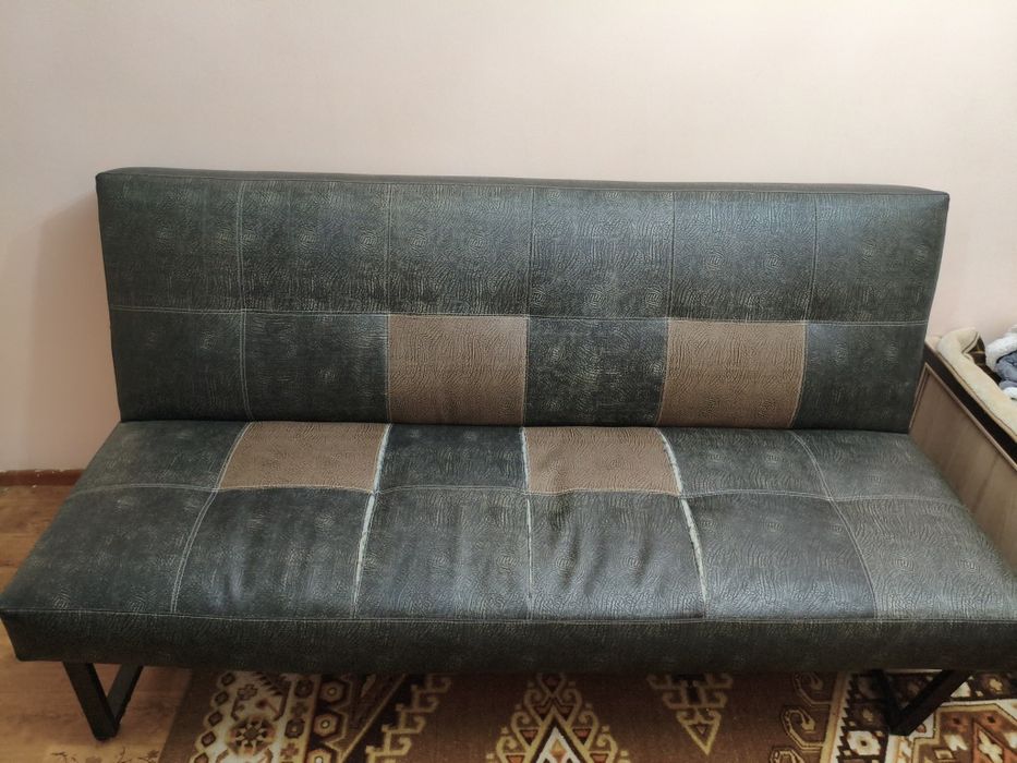 Продам старый кожанный диван самовывоз