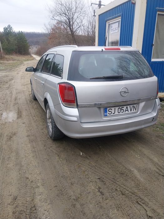 Schimb cu famili albine,roi sau bani.