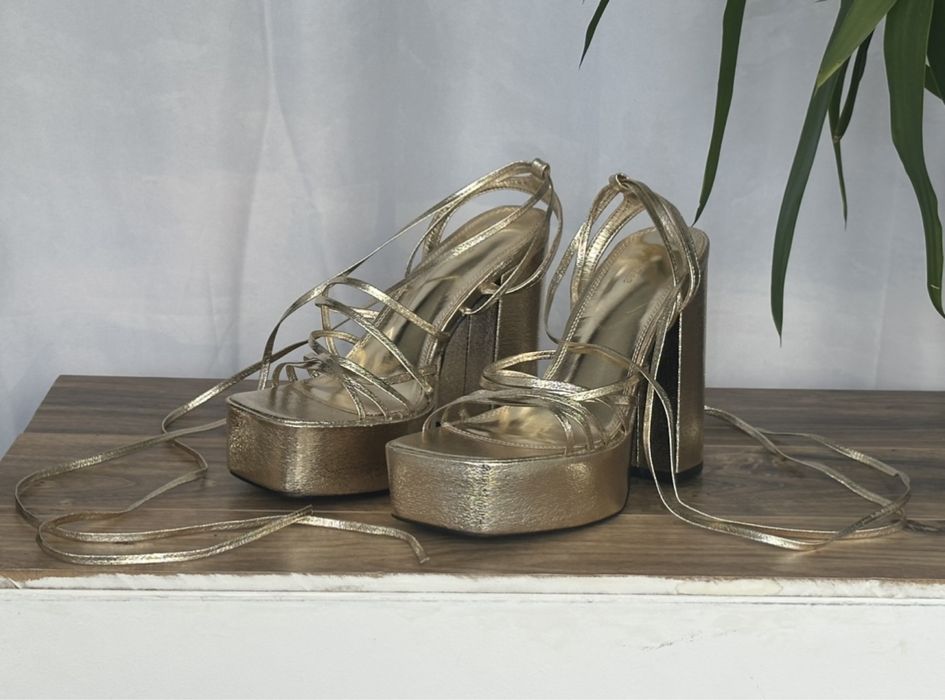 Pantofi DeeZee cu toc înalt și platformă, cu șireturi, fară defecte