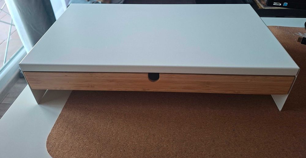 Поставка за монитор с чекмедже