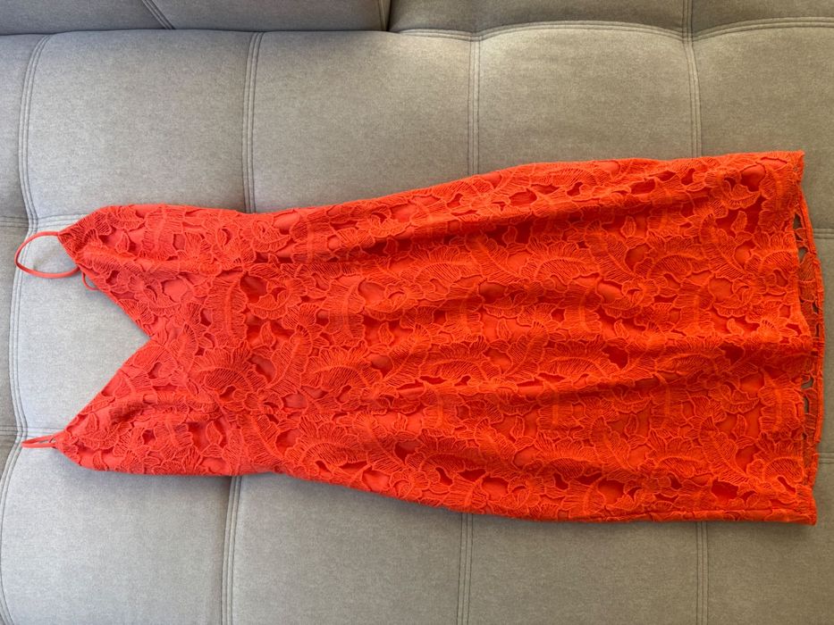 Рокля Guess в цвят корал