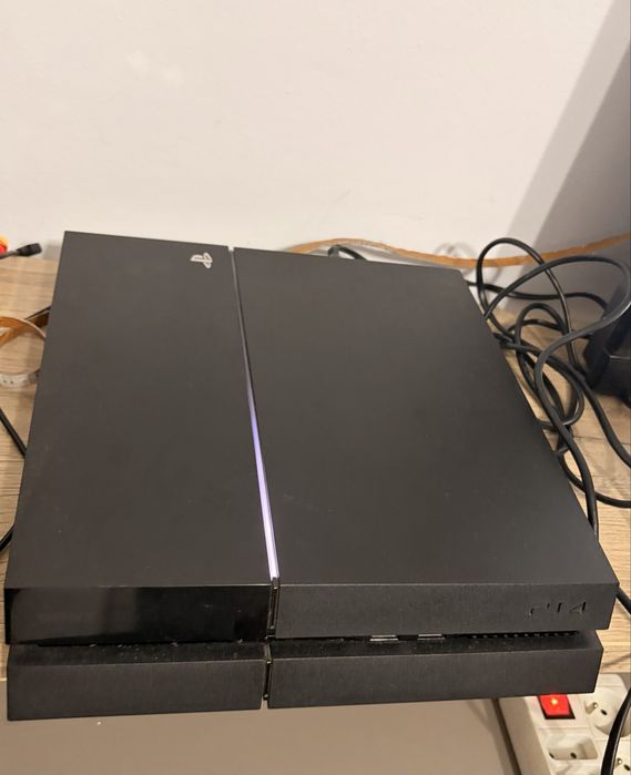 Vand Ps4 +2 controllere+un joc