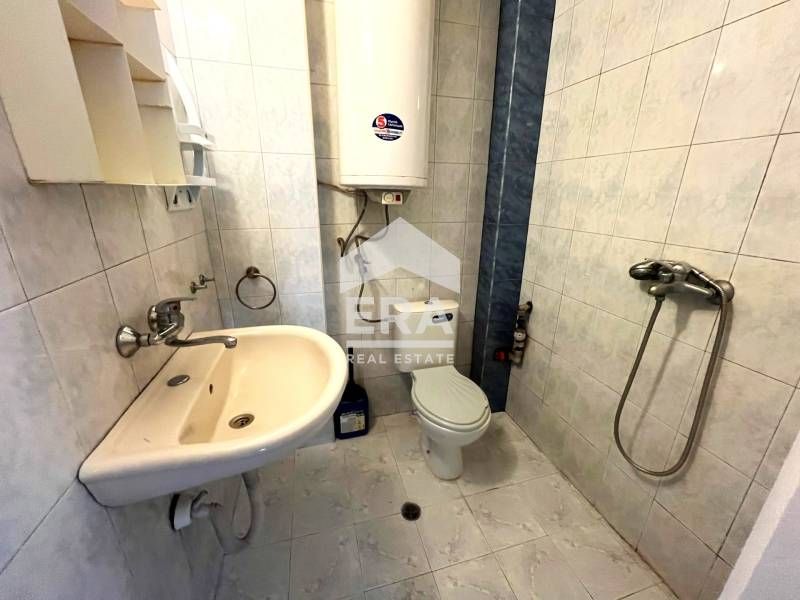 Тристаен обзаведен апартамент за продажба, в тухлена сграда, район Зав